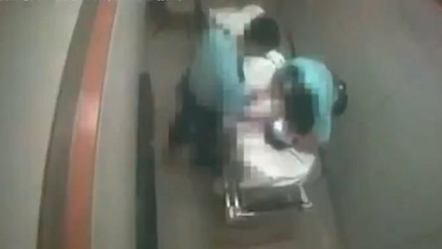 Screenshot rekaman CCTV yang menunjukkan pemukulan oleh polisi Hong Kong