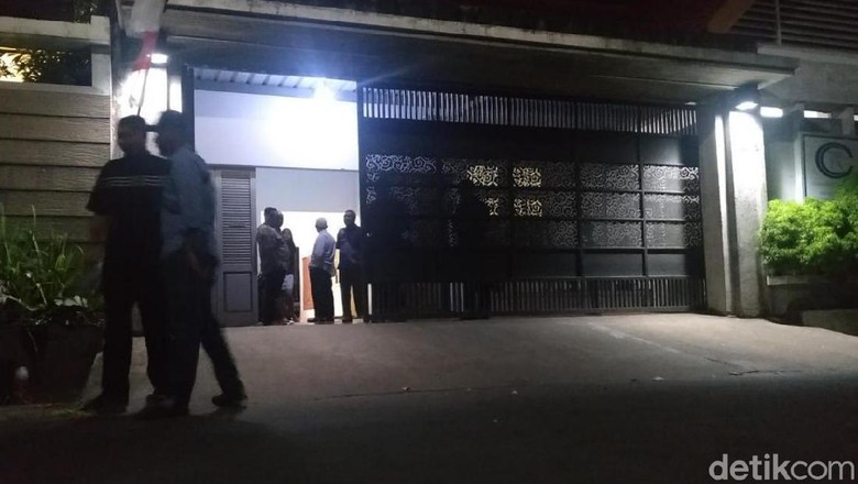 KPK Geledah Kantor Rekanan DPUPKP Yogya di Karanganyar KPK Geledah Kantor Rekanan DPUPKP Yogya di Karanganyar