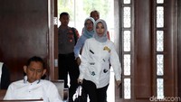 Asty Winasti saat memasuki ruang sidang.