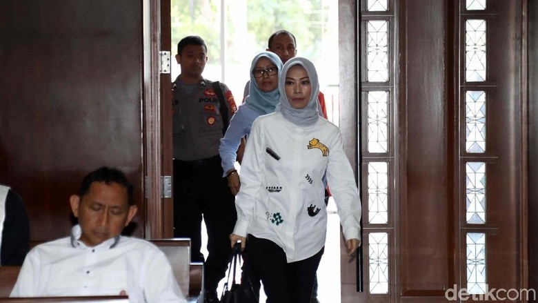 Terbukti Beri Suap ke Bowo Sidik, Asty Divonis 1,5 Tahun Penjara Terbukti Beri Suap ke Bowo Sidik, Asty Divonis 1,5 Tahun Penjara