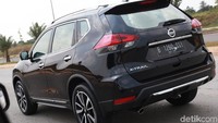 Pintu bagasinya pun sudah menyesuaikan dengan minat orang Indonesia. Ada sensor kaki untuk pintu bagasi atau power tailgate. Tinggal sorongkan kaki ke kolong mobil, bagasi mobil sudah terbuka otomatis. Jadi tak perlu repot membuka bagasi saat tangan penuh dengan barang-barang belanjaan atau barang lainnya.