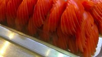 Hayo, jangan tertipu ya! Ini bukan sashimi tapi lembaran tomat yang disusun rapih. Foto: Istimewa