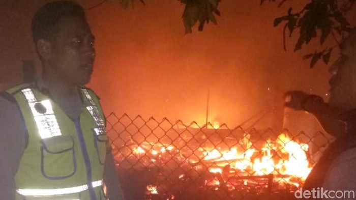 Api Unggun Lupa Dimatikan, Dua Rumah Warga di Sukabumi Terbakar