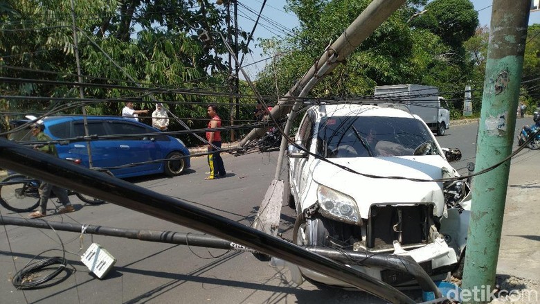 Tiang Listrik Ambruk Ditabrak Mobil, Kabel Berjuntaian ke Jalan Tiang Listrik Ambruk Ditabrak Mobil, Kabel Berjuntaian ke Jalan