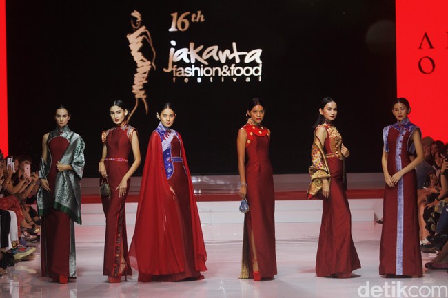 Desainer Andreas Odang mengangkat kain tenun menjadi cheongsam melalui koleksi terbarunya di Jakarta Fashion & Food Festival 2019. Kelapa Gading. Jakarta. [Senin, 19/08/2019]. Foto: Mohammad Abduh/Wolipop