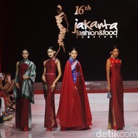 Desainer Andreas Odang mengangkat kain tenun menjadi cheongsam melalui koleksi terbarunya di Jakarta Fashion & Food Festival 2019. Kelapa Gading. Jakarta. [Senin, 19/08/2019]. Foto: Mohammad Abduh/Wolipop