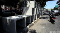 Ini penampakan tumpukan beton saluran air yang menguasai trotoar di kawasan Jalan Cideng Timur, Jakarta, Rabu (21/8/2019).