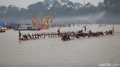 Foto Seru Festival Pacu Jalur di Kuantan Singingi