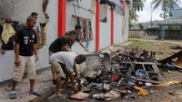 Sisa-sisa kebakaran Lapas Sorong mulai dibersihkan. Warga binaan turut membantu membersihkan sisa kebakaran.