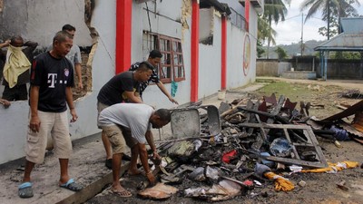 Napi Bersihkan Sisa Kebakaran Lapas Sorong Pascakerusuhan
