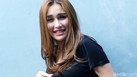 Ayu Ting Ting saat ditemui di studio Trans TV, Kapten Tendean, Jakarta Selatan pada Selasa (20/8). Pool/Noel/detikFoto.