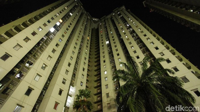 Sejumlah warga apartemen Mediterania Kemayoran, Jakarta menggelar aksi damai tuntut dinyalakannya listrik dan air, Rabu (21/8/2019). Sebelumnya sejumlah warga mengalami pemadaman listrik dan air hingga satu bulan lamanya.