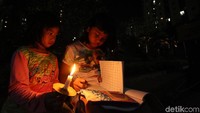 Padamnya listrik membuat aktivitas belajar menjadi terganggu.