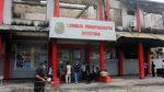 Napi Bersihkan Sisa Kebakaran Lapas Sorong Pascakerusuhan