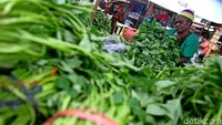 Dengan transaksi perdagangan yang ada di sana, maka kegiatan ekspor-impor juga otomatis terjadi. Sebab, barang-barang dari kedua negara banyak hilir-mudik di wilayah perbatasan itu. Bisa dibilang, Skouw merupakan gerbang ekspor-impor utama Indonesia dengan Papua Nugini.