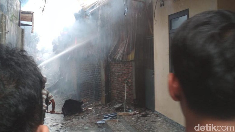 Puluhan Kios di Pasar Inpres Titi Kuning Medan Terbakar Puluhan Kios di Pasar Inpres Titi Kuning Medan Terbakar