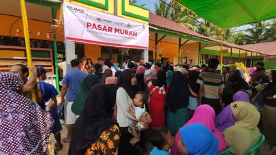 Warga Serbu Pasar Murah di Kalimantan Barat