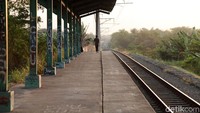 Tak hanya dinding, tiang peron juga jadi sasaran tangan-tangan jahil.