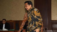Bowo Sidik Pangarso awalnya meminta jatah dari perusahaan pemilik kapal yang mengangkut amoniak. Namun jatah yang diminta anggota DPR dari Fraksi Partai Golkar itu dianggap terlalu besar, terjadilah tawar-menawar. Selain itu rupanya Bowo disebut sempat meminta uang lebih dulu ke Asty sebesar Rp 1 miliar.
