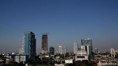 Birunya Langit di Jakarta Hari Ini