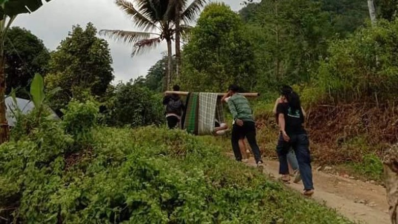 Kisah Miris di Sulbar, Warga Ditandu dengan Kain Sejauh 6 Km demi Berobat Kisah Miris di Sulbar, Warga Ditandu dengan Kain Sejauh 6 Km demi Berobat