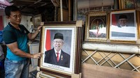Pedagang menjual foto tersebut dengan harga Rp 500.000 hingga Rp 900.000 per paket. (Foto: ANTARA FOTO/Aprillio Akbar)