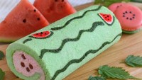 Roll cake ini mirip seperti tampilan kulit semangka. Berwarna hijau mudah dengan garis memanjang berwarna hijau tua. Cream di dalamnya berwarna pink. Persis seperti buah semangka sungguhan. Foto: Instagram @ojiobachanok