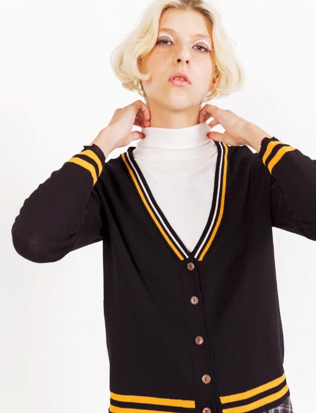 KardiganSalah satu pilihan kardigan menarik yang bisa dipadukan dengan celana jeans adalah opsi dari merek Bown ini. Carrie Cardigan berikut dijual Rp 199 ribu. Foto: Bobobobo