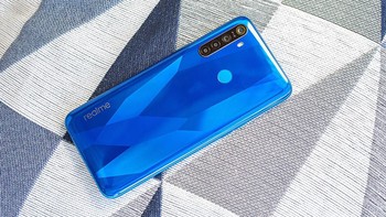 Dapur pacunya dipercayakan pada Snapdragon 665. Diracik dengan RAM 3/4 GB dan memori internal 32/64/128 GB. Kapasitas baterainya 5.000 mAh. Foto: GSM Arena