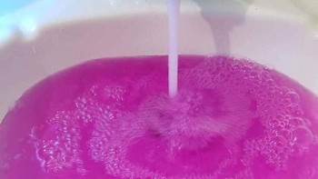 Efek adanya bocoran kimia, air keran di rumah menjadi warna pink (Foto: Brightside)