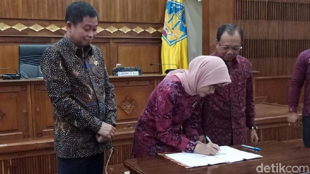 Gubernur Koster Teken MoU dengan PLN Soal Energi Listrik Bersih di Bali