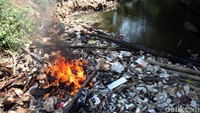 Tidak terlihat petugas dari Dinas Lingkungan Hidup (DLH) yang membersihkan tumpukan sampah tersebut.