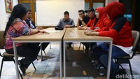 Mereka berunding membahas sisa pesangon yang belum dibayarkan. 