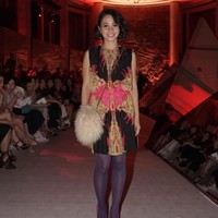 Andien mencuri perhatian dengan polychromatic plissé mini dress dari koleksi Fall/Winter 2019 Sapto. Gaun tersebut disandingkan dengan stocking dan heels berwarna ungu mencolok, berikut tas penuh bulu. Foto: Instagram/@saptodjojokartiko