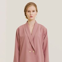 BlazerSebagai luaran untuk bergaya smart casual, blazer bisa diterapkan. Berbagai brand menawarkan opsi blazer. Manta Blazer warna Dusty Pink dari brand Kuro seharga Rp 549 ribu ini terlihat manis untuk dipakai kerja atau hangout. Foto: Bobobobo