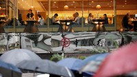 Pengunjung menikmati hidangan di dalam restoran saat para peserta aksi demo anti undang-undang ekstradisi beraksi di Hong Kong. REUTERS/Kim Hong-Ji.