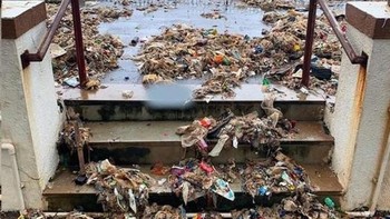 Ritual tahunan monsun laut Mumbai seolah mengembalikan apa yang telah dibuang di dalamnya. (Foto: Brightside)