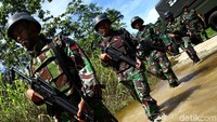 Tim Tapal Batas detikcom bersama prajurit TNI juga sempat membelah hutan di kawasan terdepan Indonesia menuju mata air panas di Kampung Mosso, Jayapura.