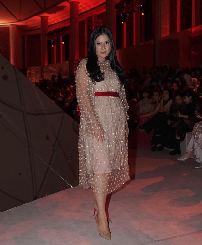 Annisa Yudhoyono berbalut crystal-embellished tulle dress yang dipermanis dengan crimson-velvet belt dari Sapto. Gayanya juga dimaksimalkan dengan nude heels dari Christian Louboutin. Foto: Instagram/@saptodjojokartiko