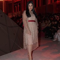 Annisa Yudhoyono berbalut crystal-embellished tulle dress yang dipermanis dengan crimson-velvet belt dari Sapto. Gayanya juga dimaksimalkan dengan nude heels dari Christian Louboutin. Foto: Instagram/@saptodjojokartiko