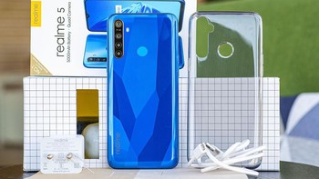 Paket penjualan Realme 5 dan 5 Pro tidak jauh berbeda. Mendapatkan case silikon transparan, kabel data dan charger. Foto: GSM Arena