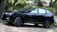 New Nissan X-Trail ini tersedia dalam 5 pilihan warna, yaitu monarch orange, storm white, brilliant silver, deep iris gray, dan black star. Harganya mencapai Rp 530 juta (on-the-road DKI Jakarta).