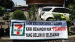 Bayar Pesangon Menggema di Depan Kantor Sevel Indonesia