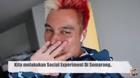 Lewat 'Social Experiment', Baim Wong Kasih Uang Segepok Buat Tukang Kacang