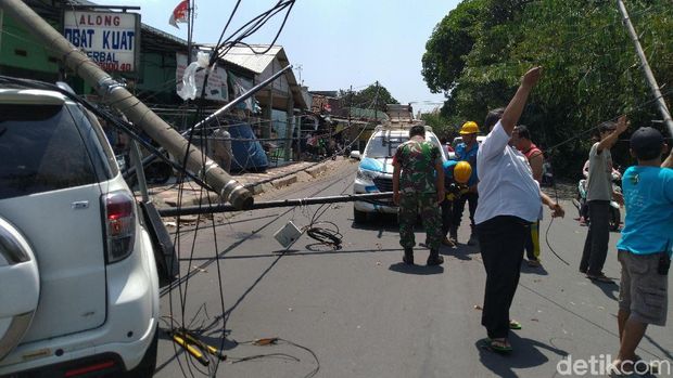 Tiang Listrik Ambruk Ditabrak Mobil, Kabel Berjuntaian ke Jalan