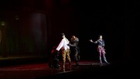 Tontonan ini menghadirkan aksi teatrikal dan sulap. Nama pertunjukan diambil dari mantra Simsalabim Abrakadabra, yang berarti sesuatu yang tak mungkin menjadi mungkin (Trans Studio Bandung) 