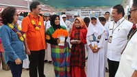 Acara Mega Berbagai untuk renovasi SMK Persada dihadiri oleh Direktur Utama Bank Mega Kostaman Thayib didampingi Regional Head Banjarmasin Theresia Sandhora Alfoncia dan perwakilan nasabah Musyafa. Istimewa/Bank Mega.