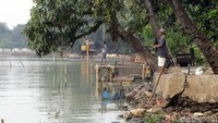 Selain itu, diharapkan dengan adanya proyek revitalisasi tersebut, ke depannya Situ Rawa Kalong juga dapat meningkatkan ekonomi masyarakat yang tinggal di sekitar kawasan tersebut.
