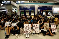Pendemo menguasai beberapa tempat-tempat umum (Reuters)