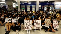Aksi protes tersebut awalnya berjalan dengan damai selama sekitar tiga jam, hingga kemudian kembali terjadi bentro antara demonstran dan petugas kepolisian yang berjaga di luar stasiun. Willy Kurniawan/Reuters.